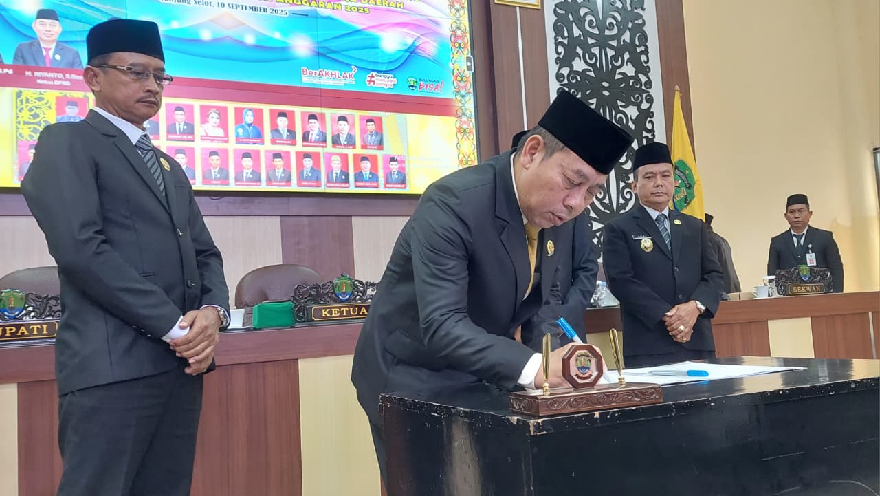 PIJAI/RADAR TARAKAN ANGGARAN PERUBAHAN: Ketua DPRD Bulungan menandatangani kesepakatan bersama perubahan APBD 2025