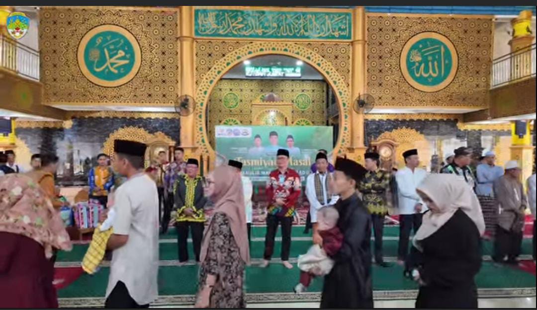 &lrm;TRADISI: Prosesi tasmiah massal yang digelar dalam memperingati Maulid Nabi Muhammad SAW