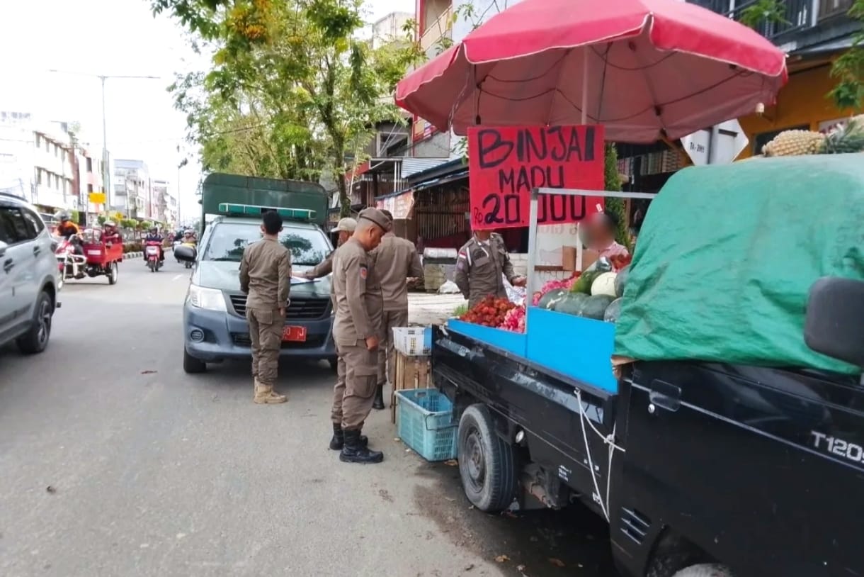 ISTIMEWA IMBAU: Satpol PP Tarakan melakukan teguran terhadap pedagang yang memakai ruas jalan