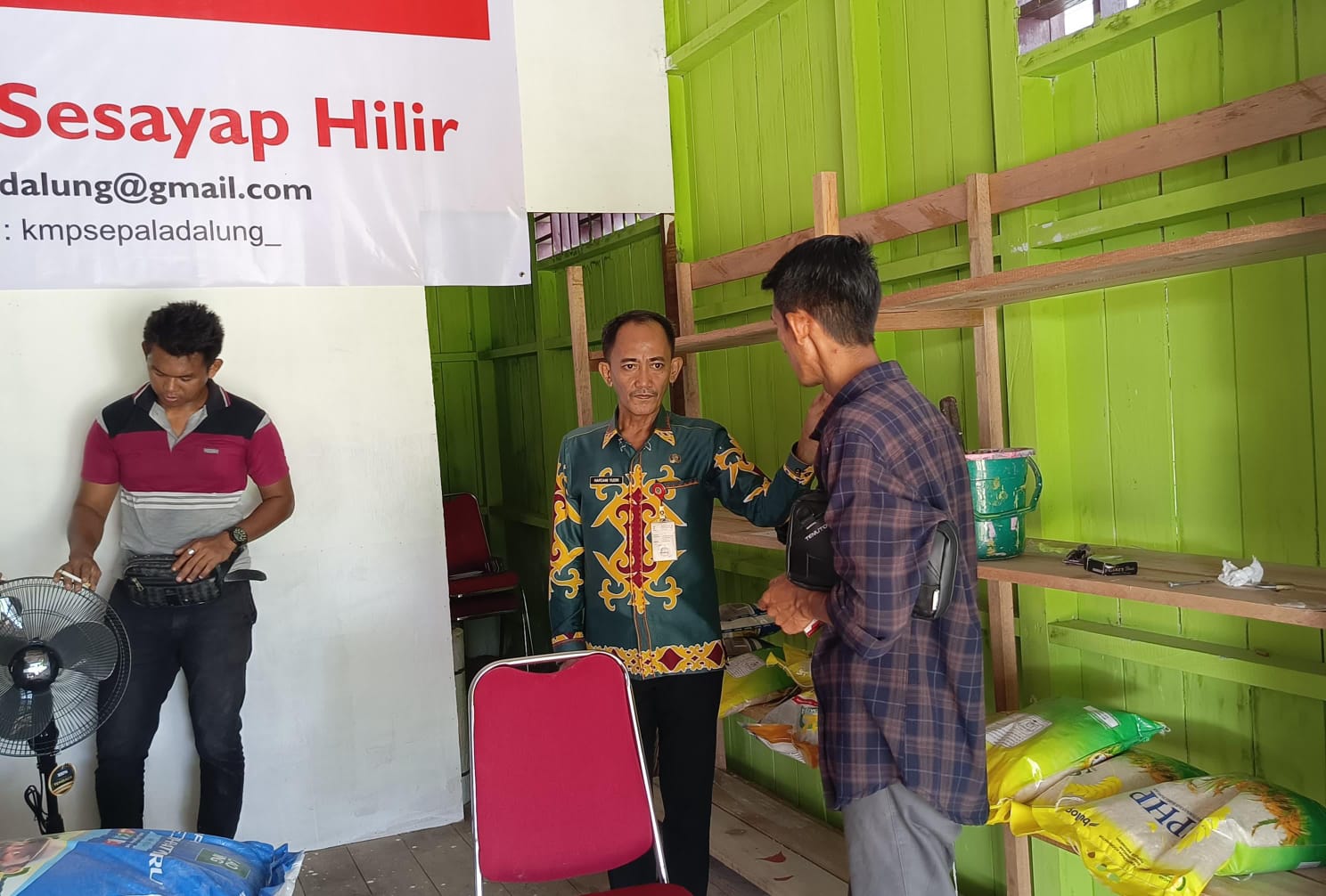 &lrm;PERSIAPAN: Kadis Perindagkop dan UMKM Tana Tidung Hardani Yusri meninjau persiapan Kopdes Merah Putih Sepala Dalung sebelum di-launching Foto:IST  &lrm;