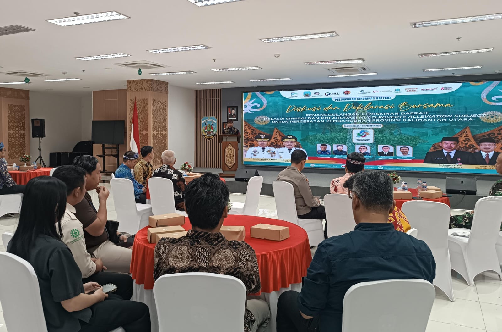 ANGKA: Gubernur kaltara, H. Zainal A Paliwang memberikan arahan di deklarasi penanggulangan kemiskinan. FOTO: IWAN K/RADAR TARAKAN