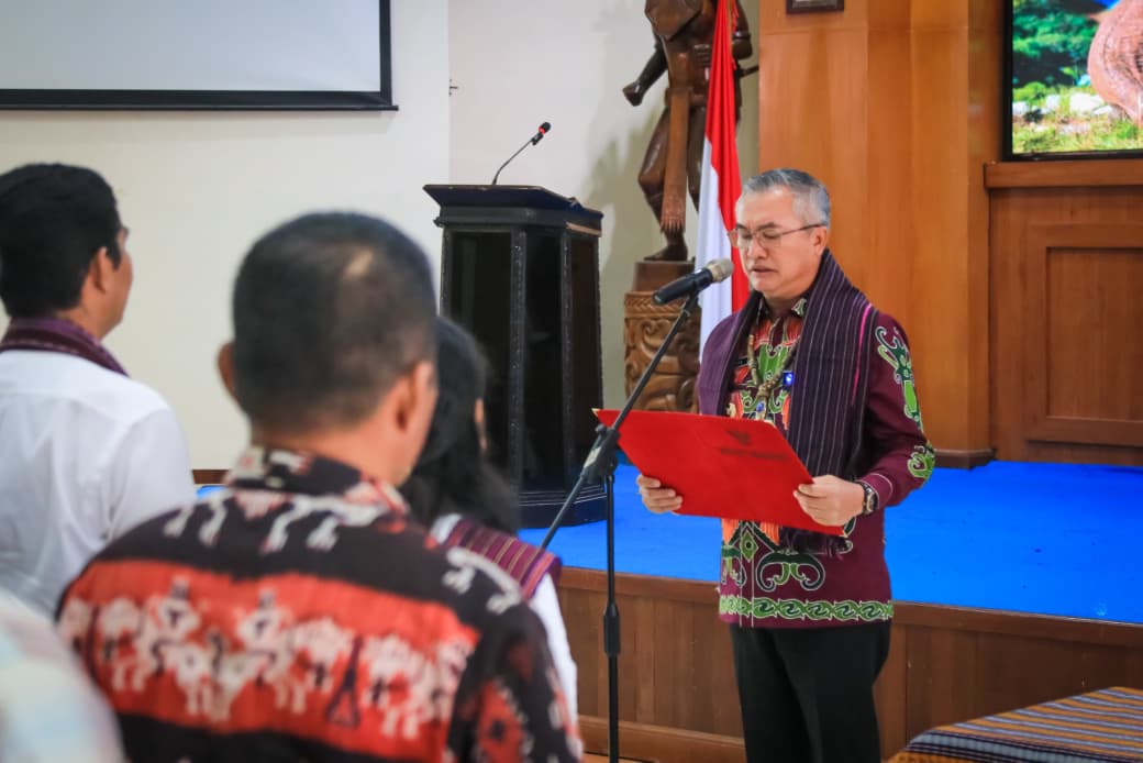 LANTIK: Bupati Malinau Wempi W. Mawa melantik kepengurusan baru KKB NTT periode 2025-2028, FOTO:DIPA/RADAR TARAKAN