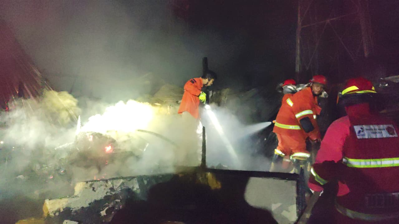 TANTANGAN: Petugas PMK Tarakan saat memadamkan api, FOTO:NATANAEL/RADAR TARAKAN