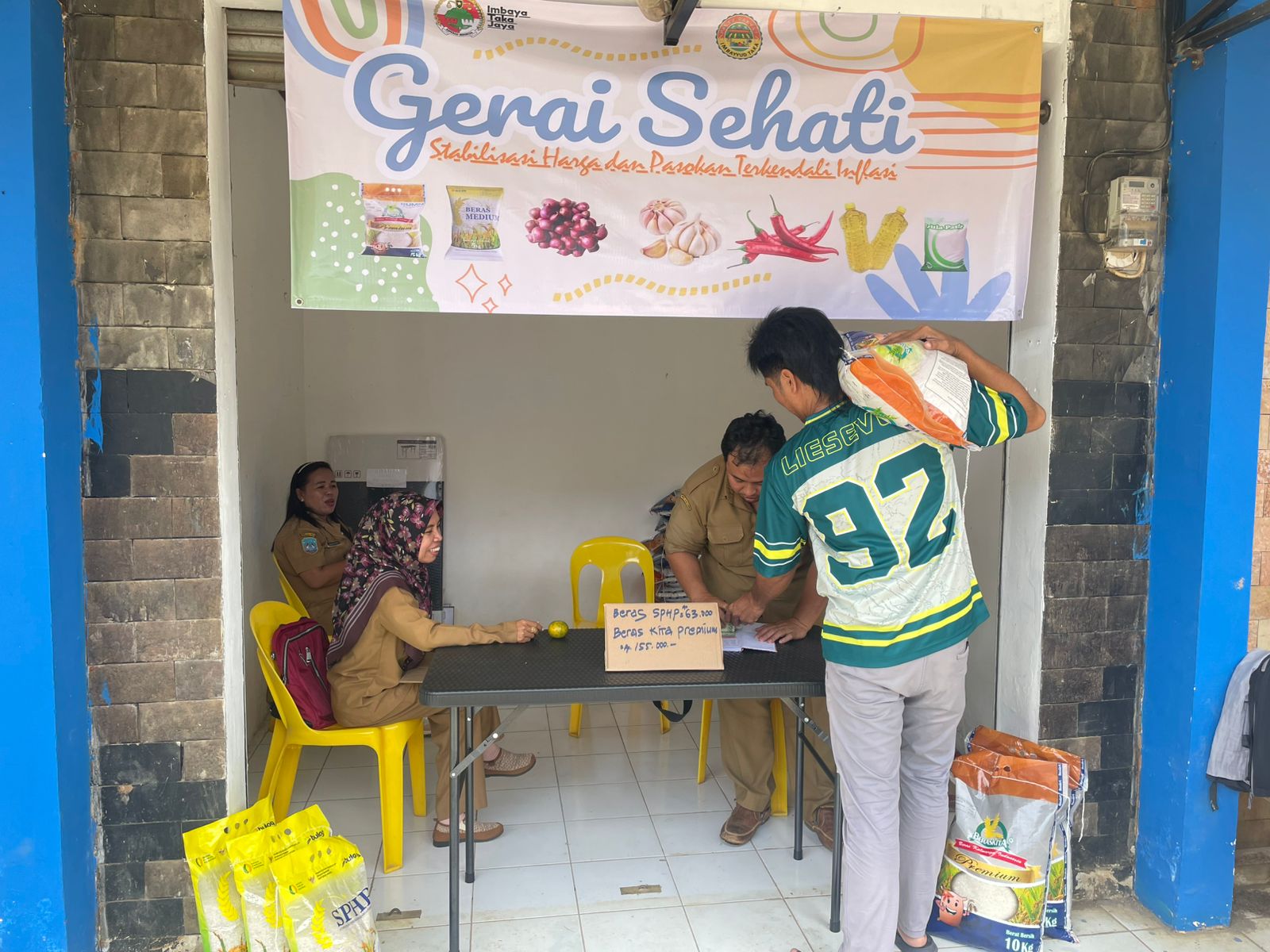 &lrm;JUAL BERAS: Koperasi Imbaya Taka membuka gerai Sehati di Pasar Imbayud Taka dengan harga sesuai HET FOTO:IST &lrm;