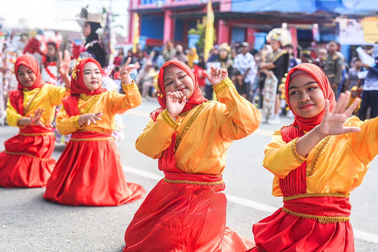 KARNAVAL : Beragam kreativitas dan ekspresi budaya ditampilkan dalam karnaval di Tepian Kayan. FOTO:Taslee/Radar Tarakan