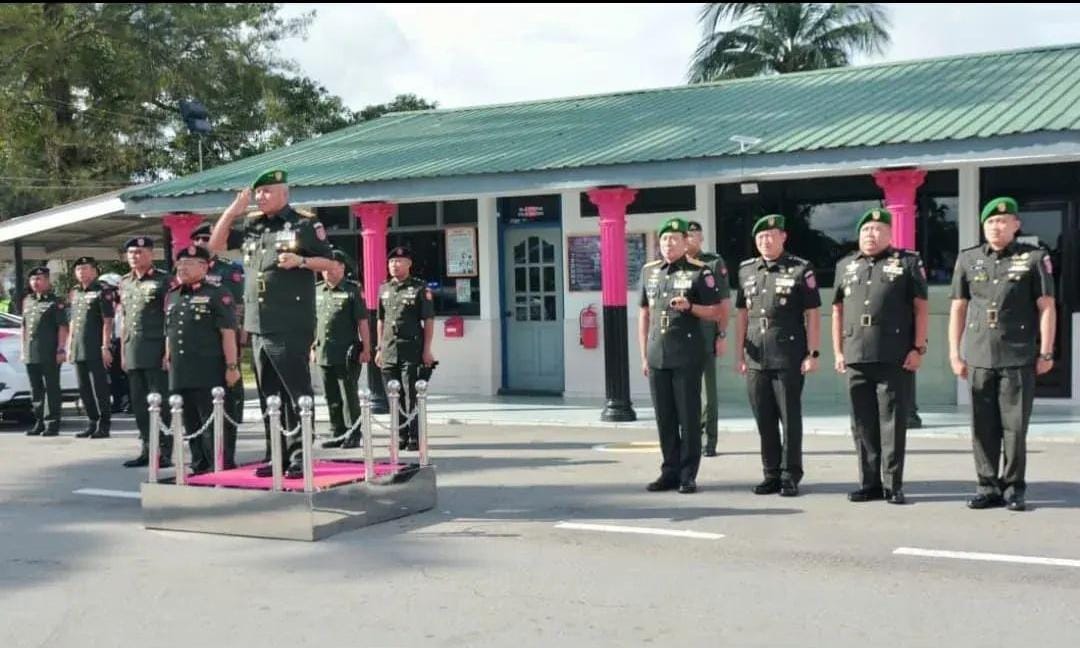 SINERGI : Pangdam VI/Mulawarman saat melakukan kunjungan ke Markas 5 Divisyen TDM.