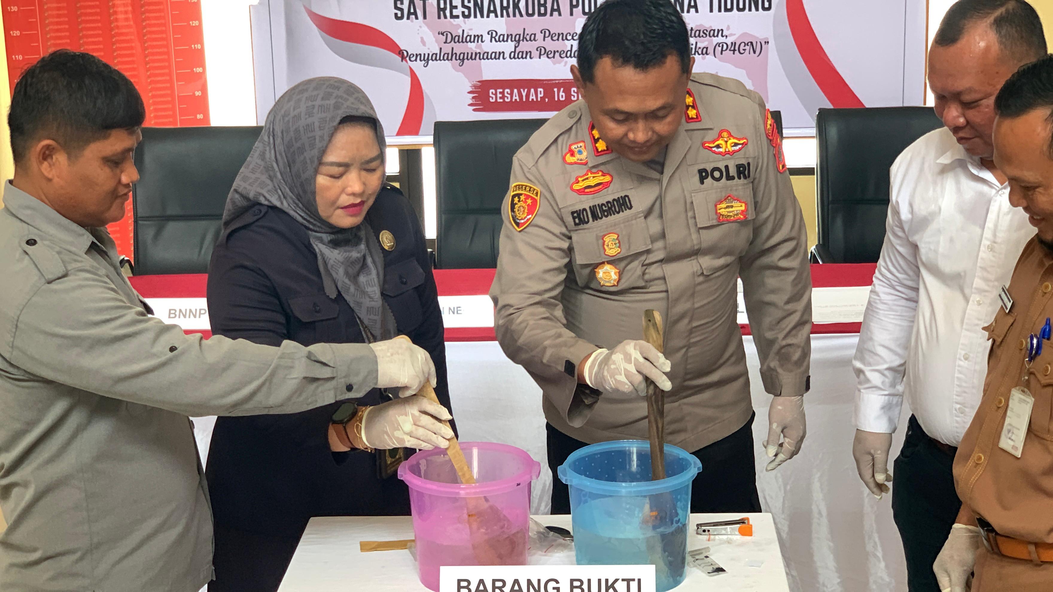 DILARUTKAN: Polres Tana Tidung memusnahkan barang bukti hasil pengungkapan dua laporan di bulan Agustus lalu FOTO:Ist &lrm;
