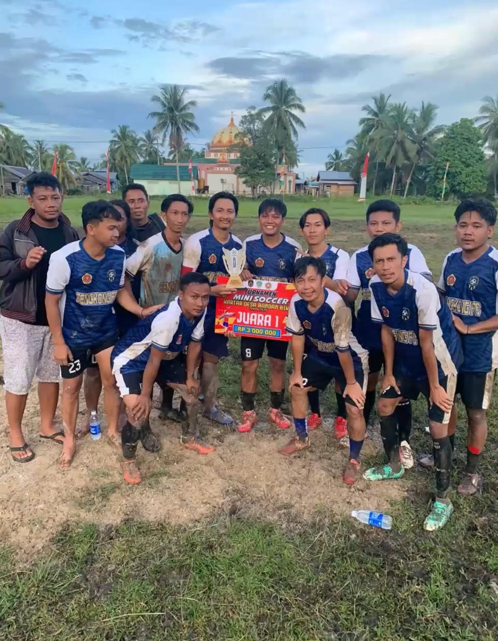 &lrm;JUARA: Tim Karta Sengkong menang adu penalti lawan Supa Maru di final Karang Taruna Cup FOTO:IST &lrm;  &lrm;