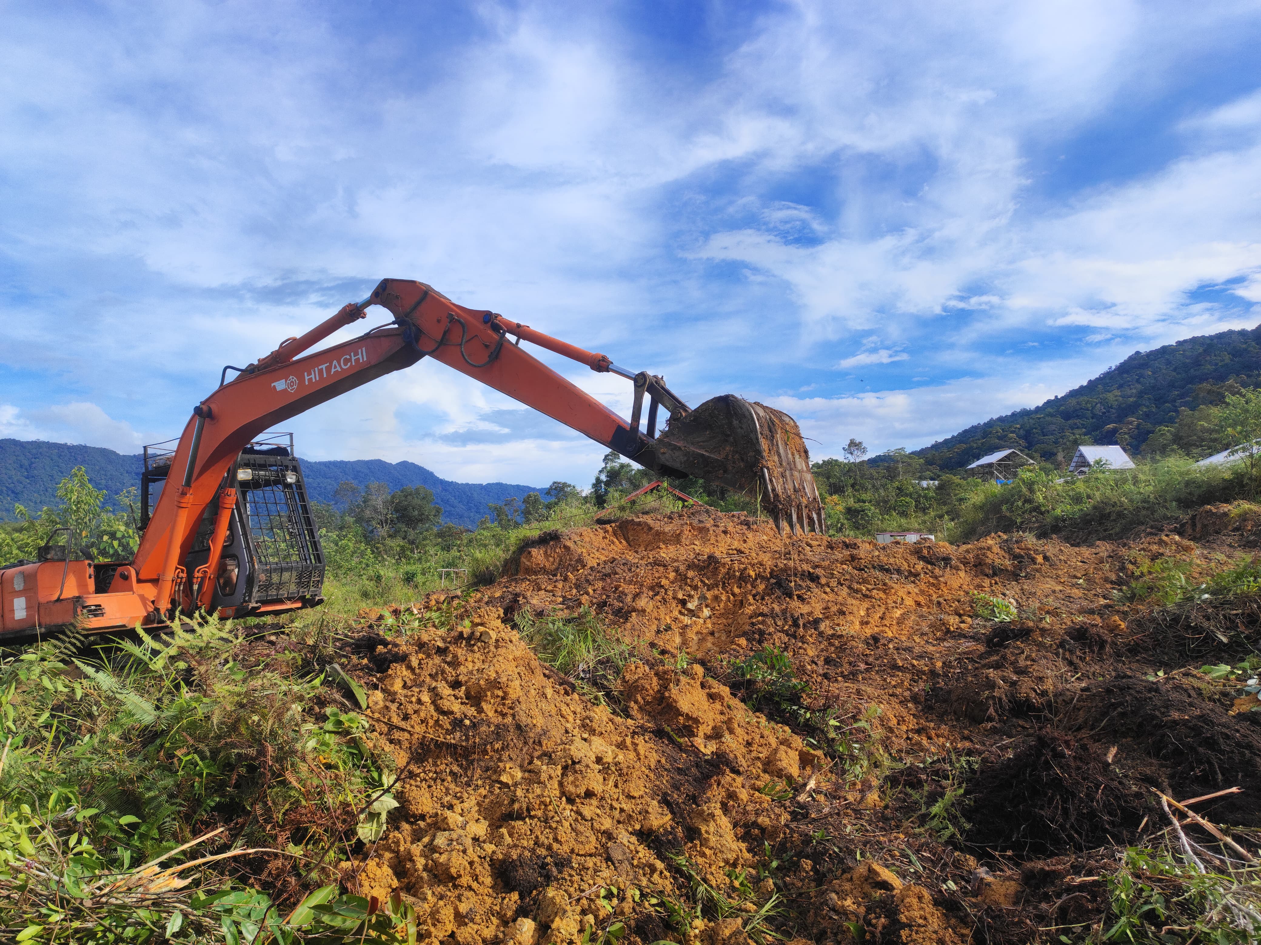 SATU HARGA : Alat berat saat melakukan pematangan lahan di lokasi SPBU satu harga di Desa Long Muatan