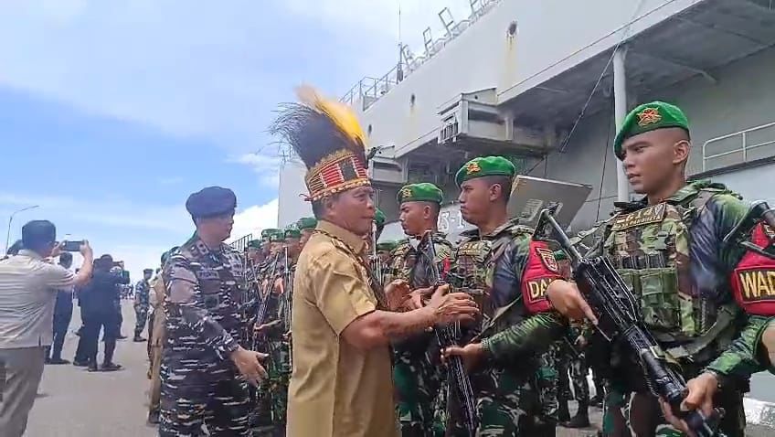 ELIAZAR/RADAR TARAKAN TIBA : Prajurit Yonif 613/RJP tiba di Dermaga Kodaeral XIII Tarakan setelah melaksanakan penugasan di Provinsi Papua Pegunungan