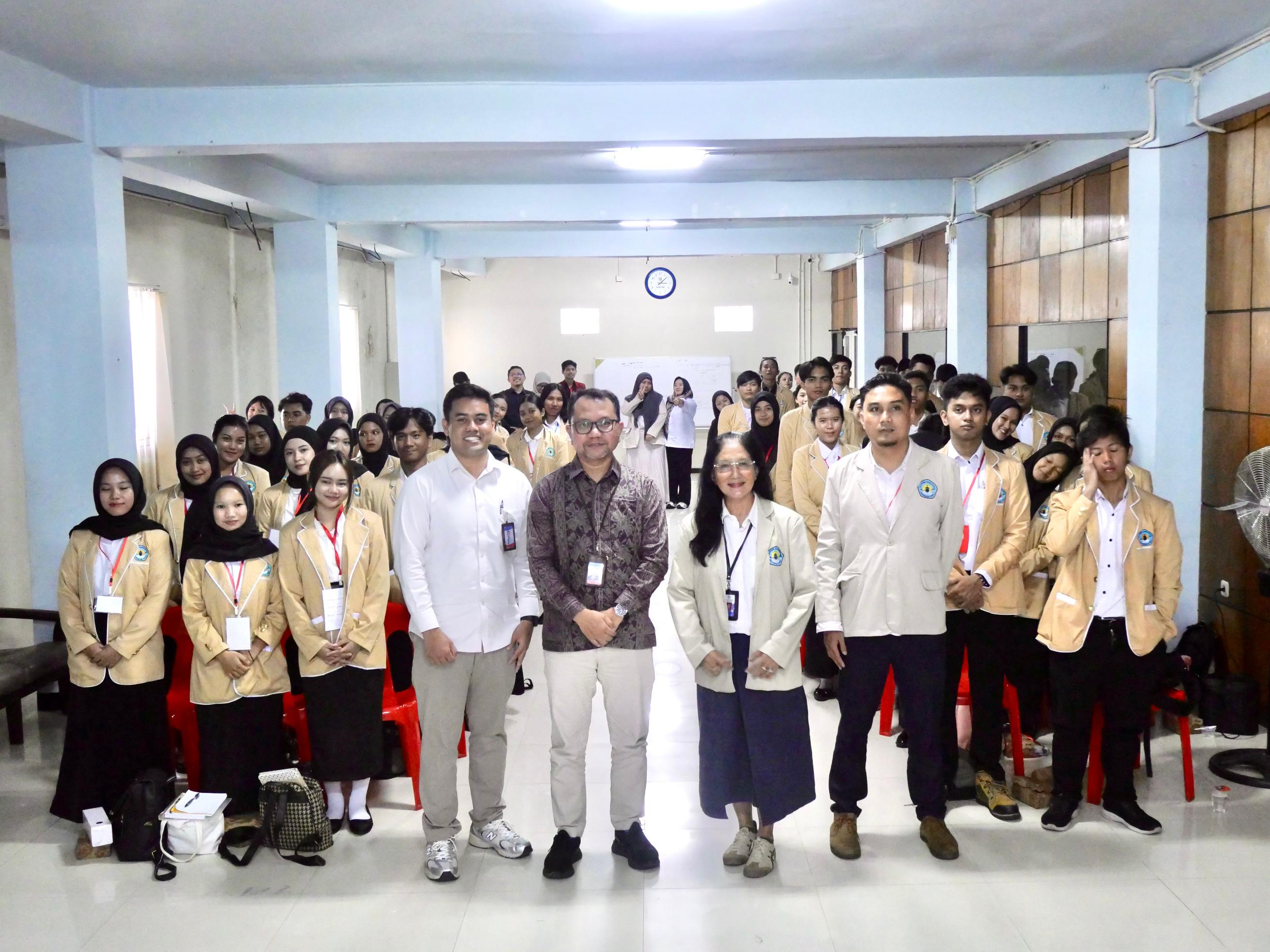 KULIAH UMUM: Kepala Kantor Perwakilan BI Kaltara, Hasiando G. Manik dan Direktur Poltekbiskal, Dr. Ana Sriekaningsih berfoto bersama seluruh peserta PKKMB Poltekbiskal