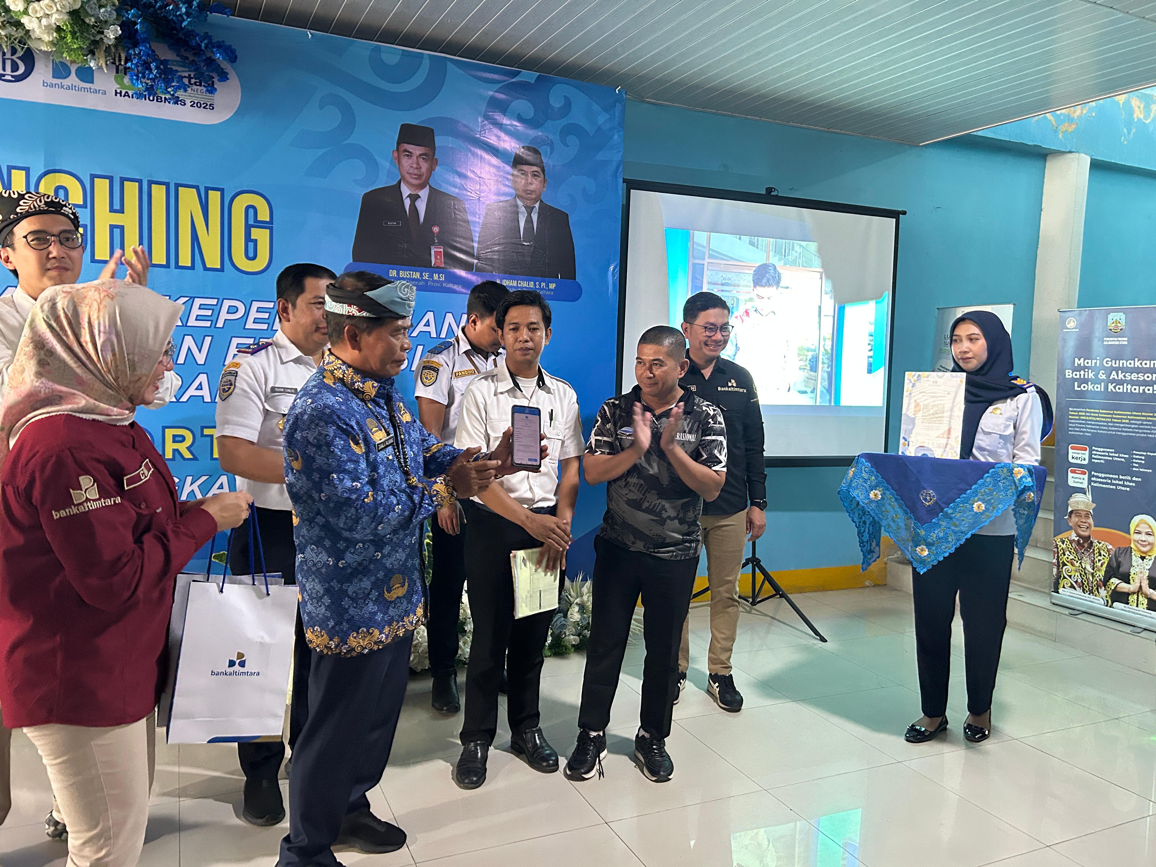 ELIAZAR/RADAR TARAKAN DIGITALISASI: Gubernur Kaltara Zainal Arifin Paliwang menyaksikan langsung pelayanan pembayaran di Pelabuhan Tengkayu I Tarakan yang menggunakan sistem pembayaran QRIS