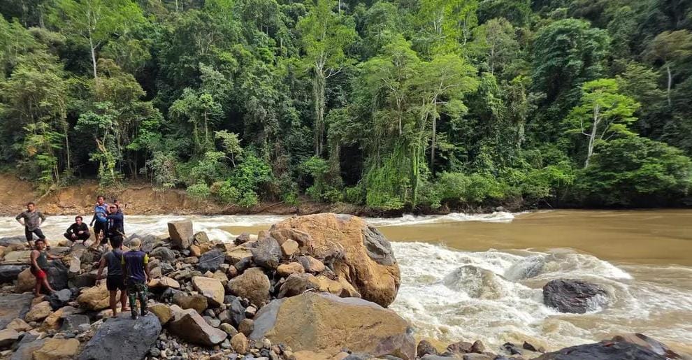 ISTIMEWA SIAP: Persiapan dan survei tim peledakan batu di giram baru sungai bahau