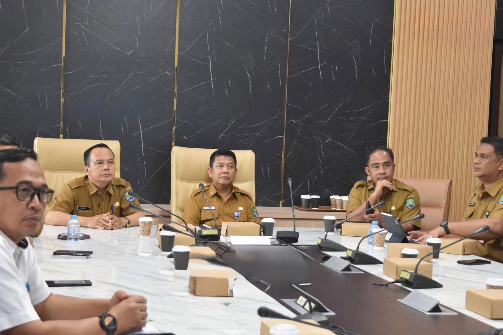 RAKOR : Wabup Bulungan, Kilat bersama sejumlah pimpinan OPD mengikuti rakor inflasi di ruang kerjanya FOTO:Taslee/Radar Tarakan