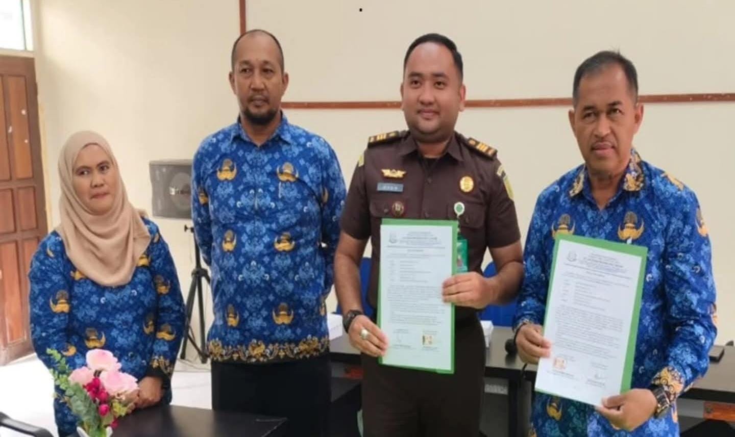 DIKAWAL : Kepala Disperta Bulungan memperlihatkan dokumen yang telang ditandatangani