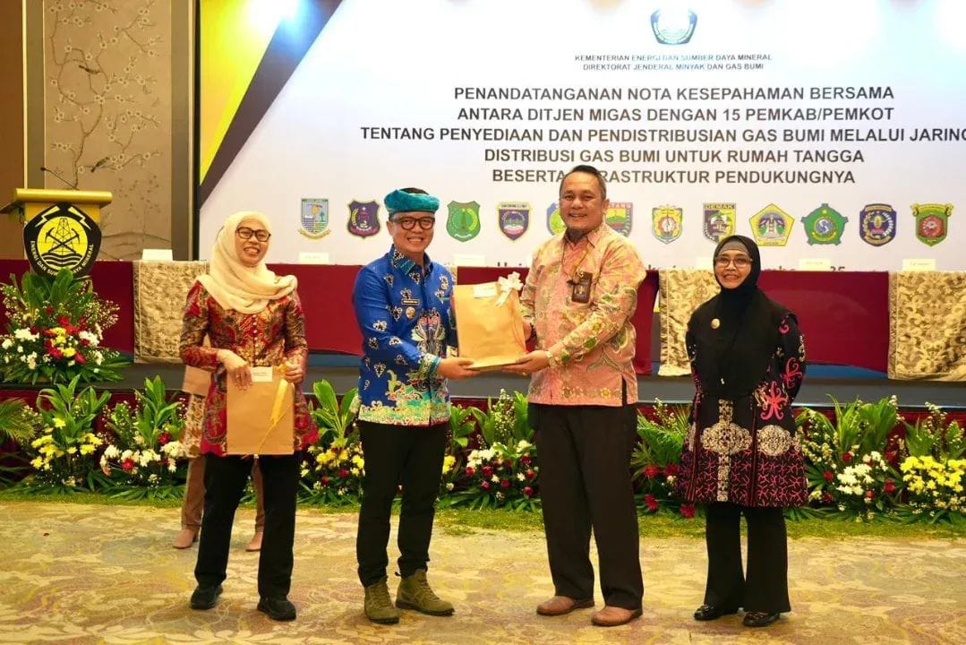 GAS BUMI: Bupati Tana Tidung Ibrahim Ali menerima berita acara kerja sama pemasangan jargas dI Tana Liam