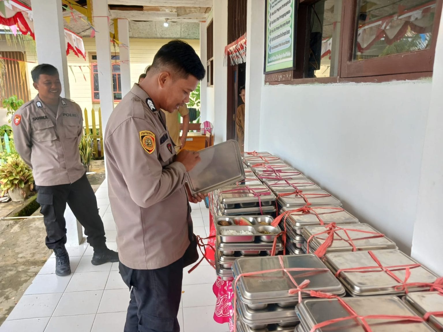 DIKAWAL : Personel Polresta Bulungan saat mendata distribusi makan bergizi di Tanjung Palas Utara