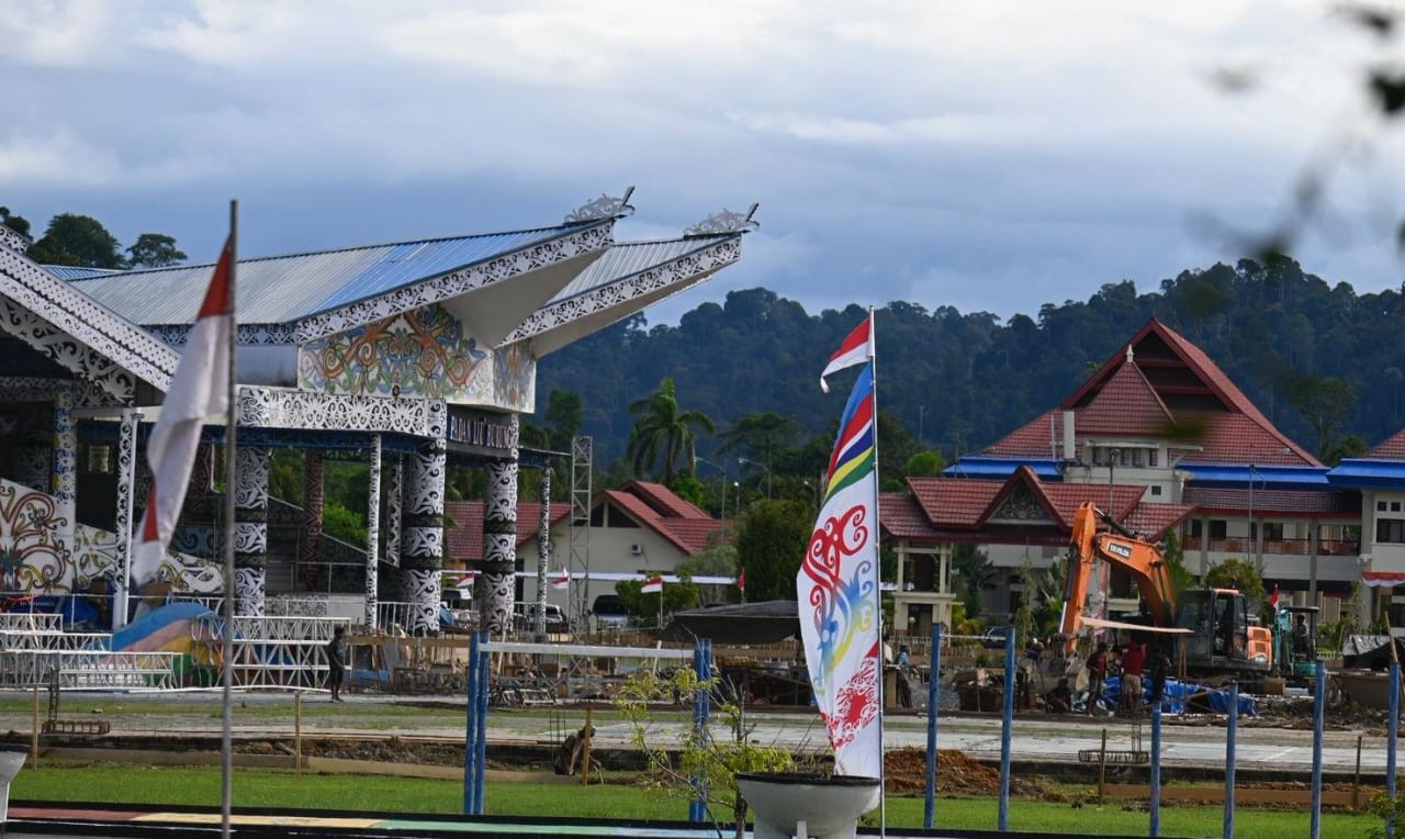 DIPA/RADAR TARAKAN IRAU: Renovasi Lapangan Pro Sehat dan Panggung Utama Padan Liu Burung jelang Festival Budaya Irau ke-11 Kabupaten Malinau