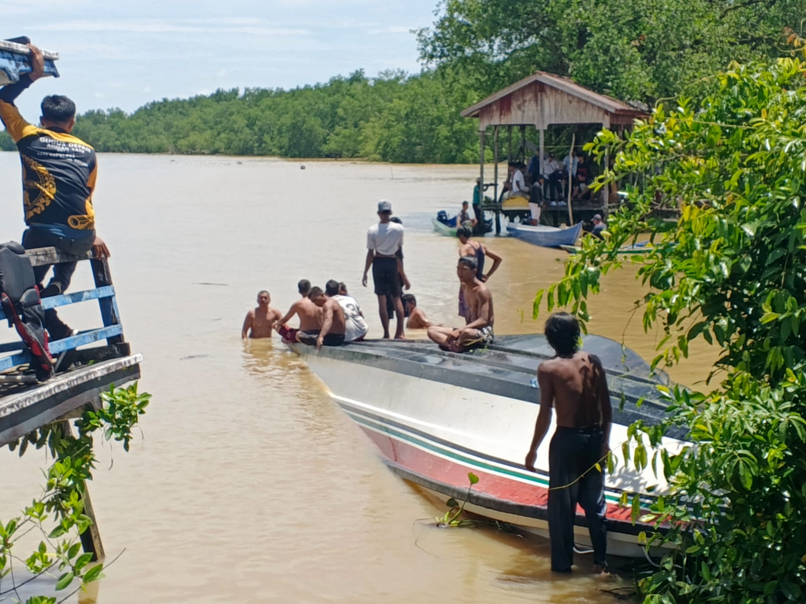 &lrm;TERBALIK: Masyarakat bersama abk kapal berusaha membalikan speedboat yang mengalami lama.FOTO:SOPIAN/RADAR TARAKAN &lrm;