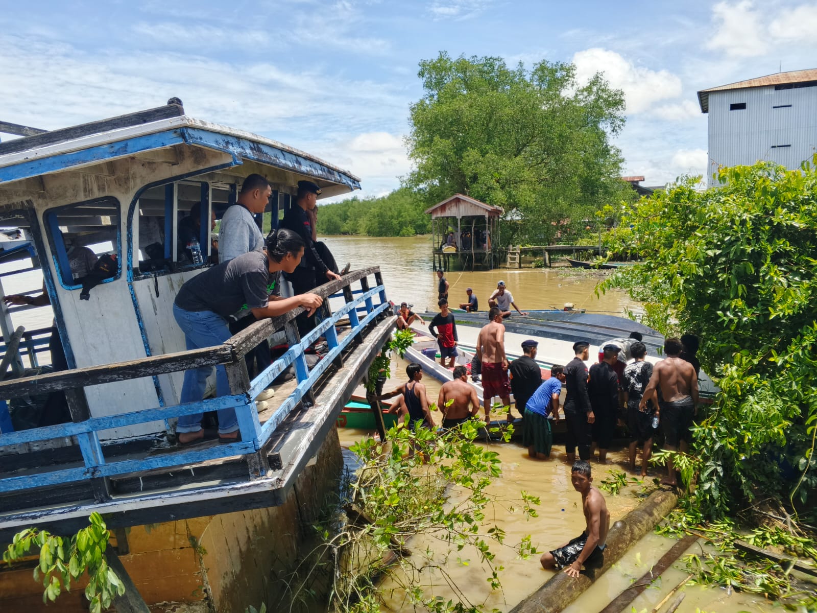 &lrm;DIEVAKUASI: Motoris dibantu pihak kepolisian berupaya membalikkan posisi speedboat