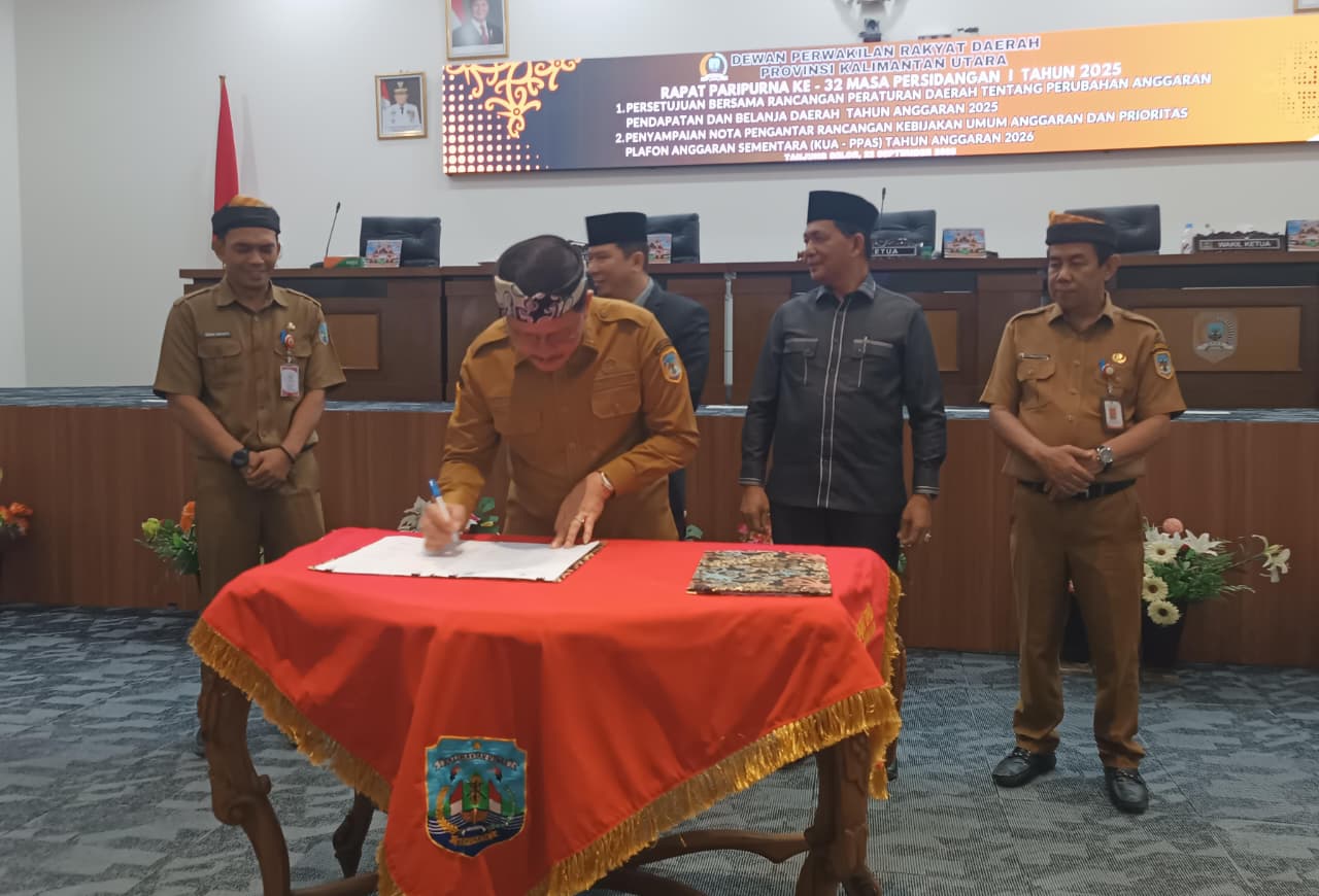 DOKUMEN: Wagub Kaltara Ingkong Ala menandatangani APBD Perubahan 2025, FOTO: IWAN K/RADAR TARAKAN