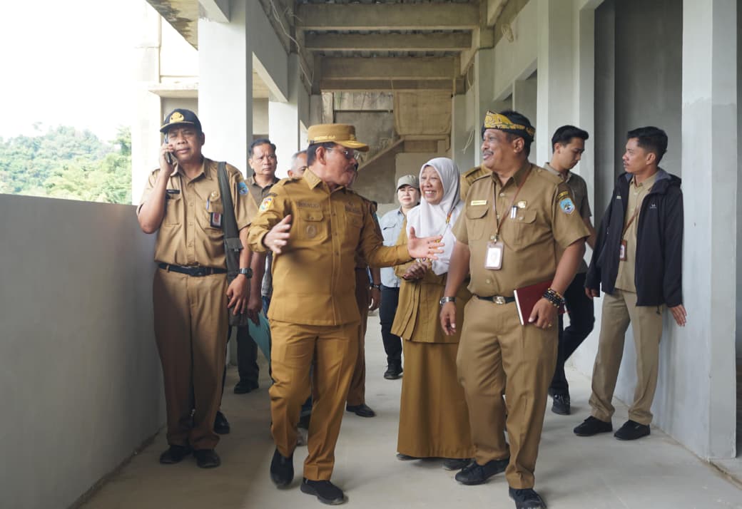 PROYEK: Wagub Ingkong didampingi perangkat daerah terkait melakukan monev  FOTO: ISTIMEWA