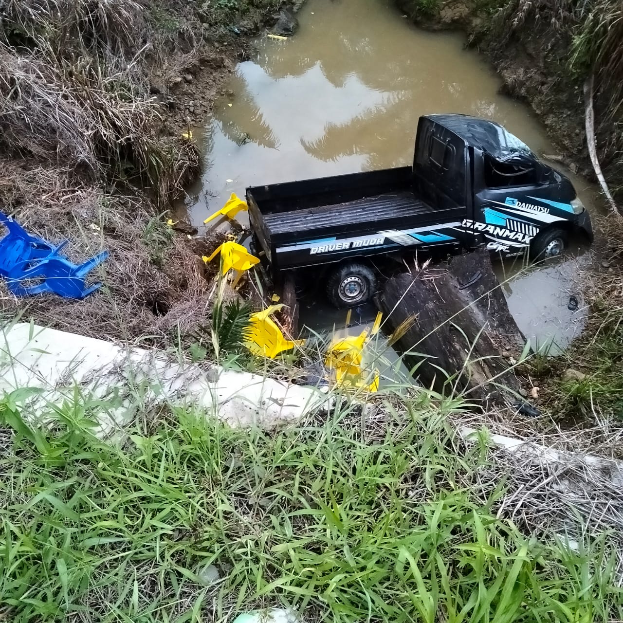 DOK POLRES NUNUKAN JATUH KE SUNGAI: Menghindari kendaraan motor yang mengambil jalurnya, mobil pikap hilang kendali dan jatuh ke sungai