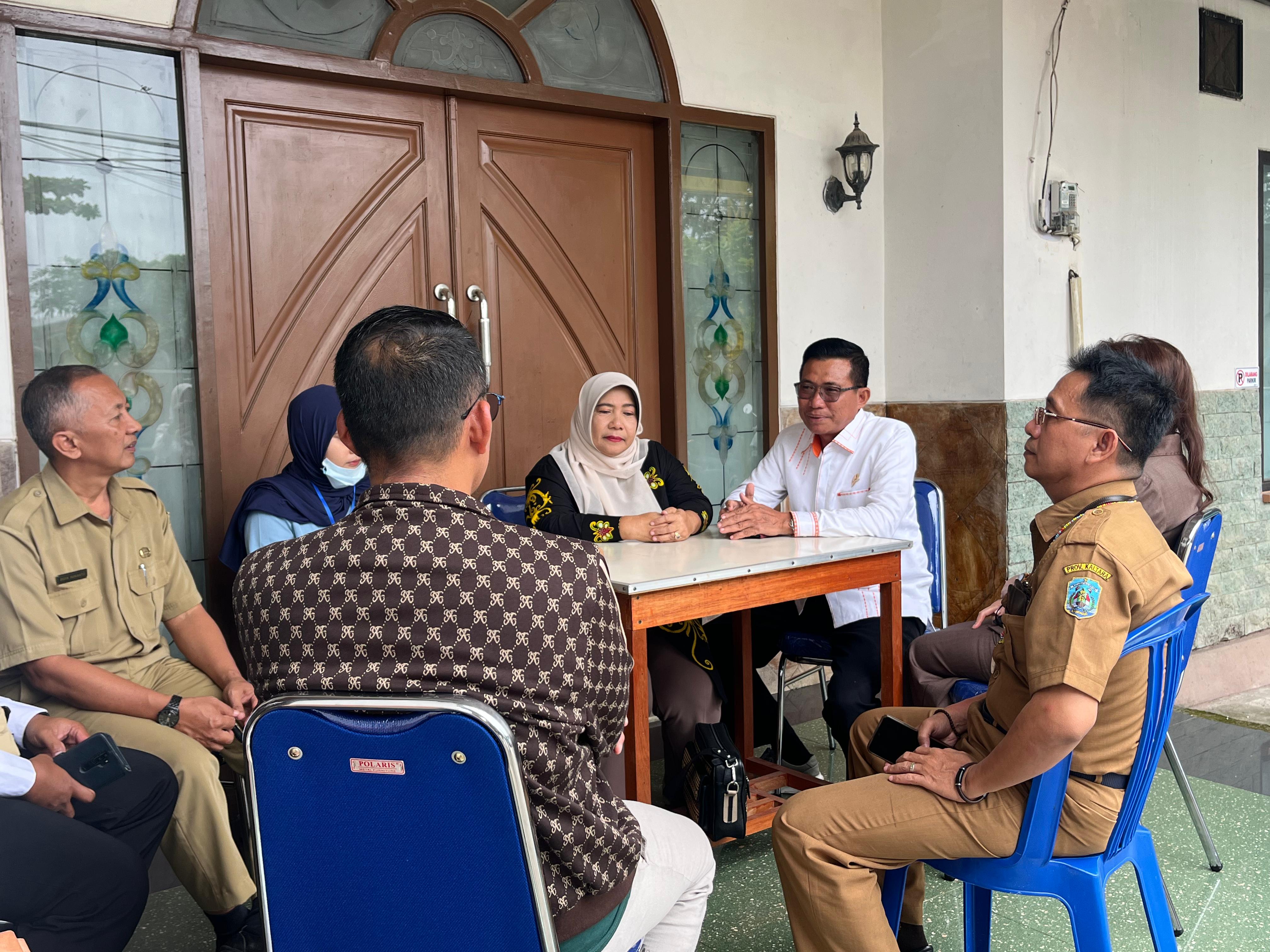 DIEVALUASI : Anggota Komisi III DPRD Bulungan saat mendatangi SPPG di Tanjung Selor