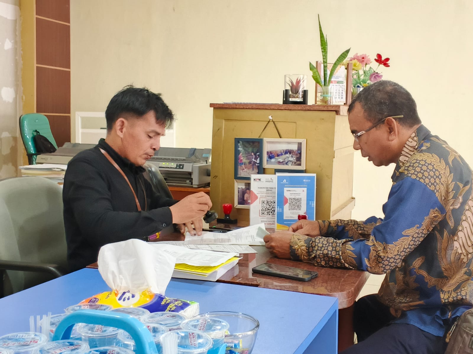 &lrm;DIGENJOT: BPKAD Tana Tidung memberikan pelayanan kepada wajib pajak FOTO:SOPIAN/RADAR TARAKAN