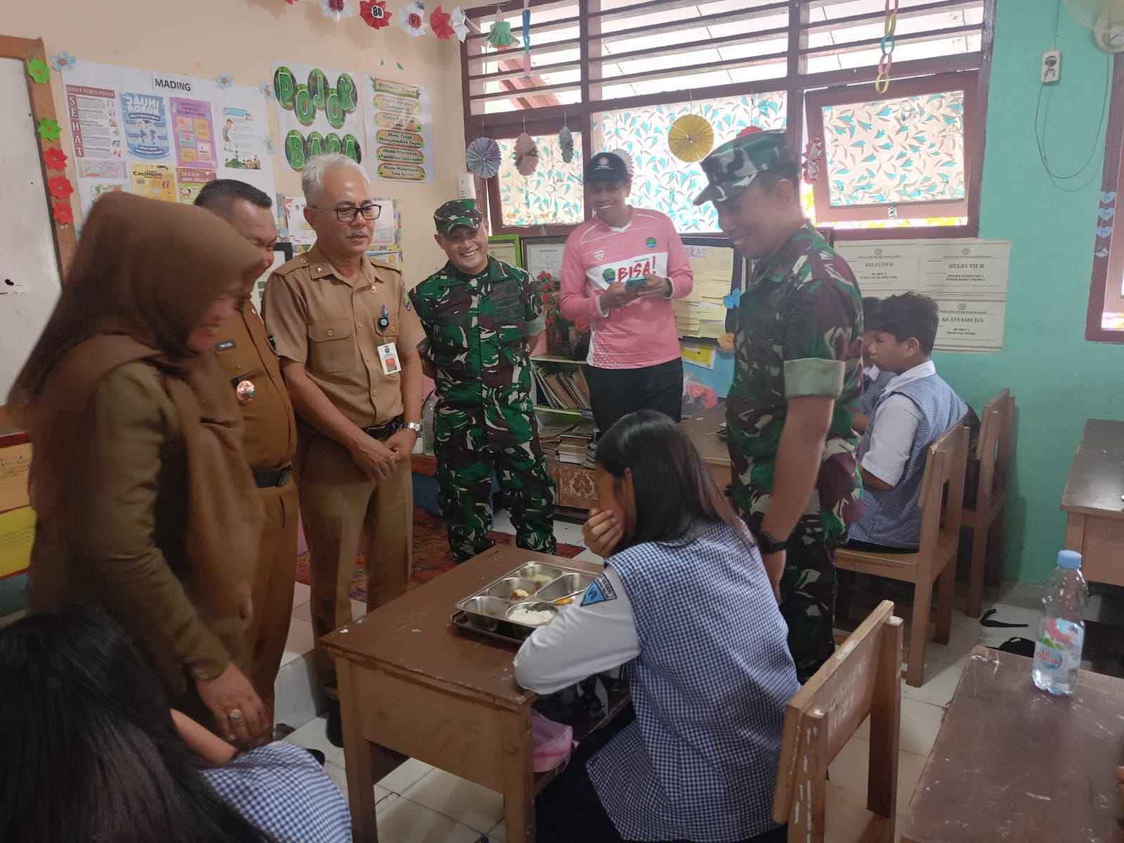 TINJAU LAPANGAN : Danrem 092/Maharajalila saat meninjau pendistribusian MBG di SMPN 1 Tanjung Selor