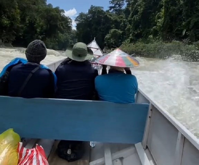 ISTIMEWA EKSTREM: Warga Desa Pedalaman Long Pala saat menaiki Longboat sebagai tranportasi utama