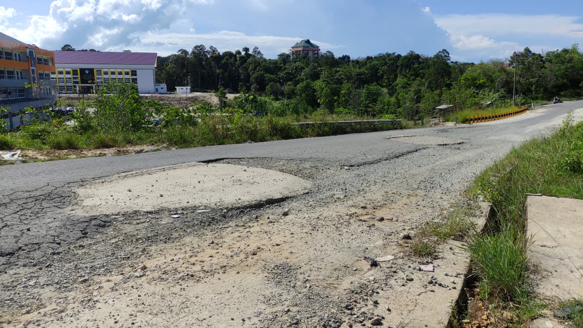 WILDAN/RADAR TARAKAN RUSAK: Salah satu aspal jalan yang rusak di daerah jalan Amal Lama, Kota Tarakan