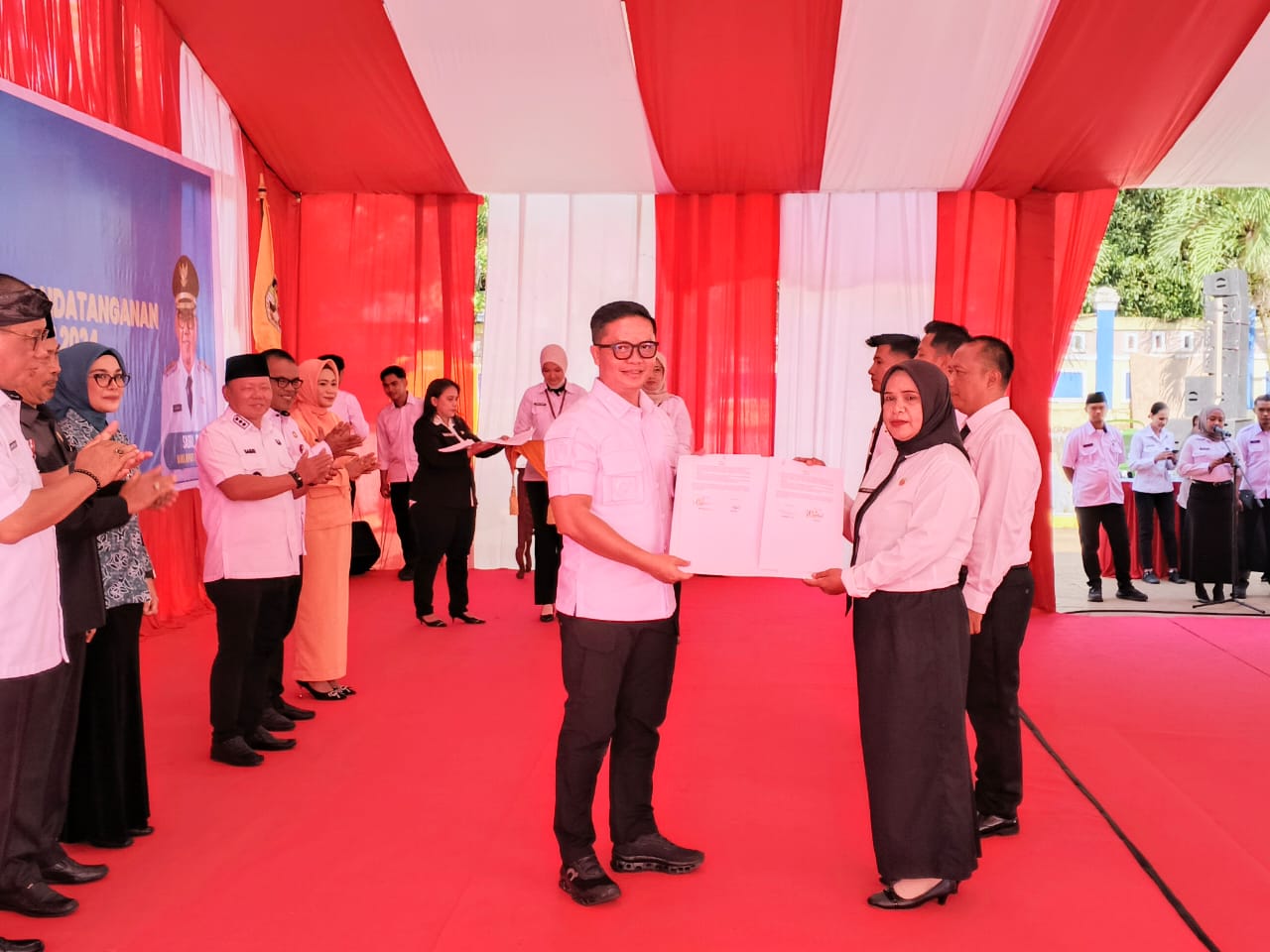 &lrm; &lrm; SIMBOLIS: Bupati Ibrahim Ali menyerahkan SK pengangkatan PPPK di halaman pendopo Djaparuddin, Tideng Pale, Rabu 24/9/2025 Foto: SOPIAN/RADAR TARAKAN &lrm;