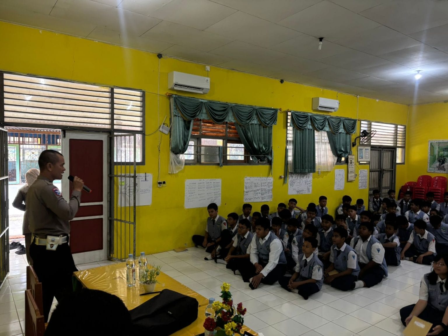 EDUKASI : Personel Satlantas Polresta Bulungan saat memberikan edukasi ke pelajar