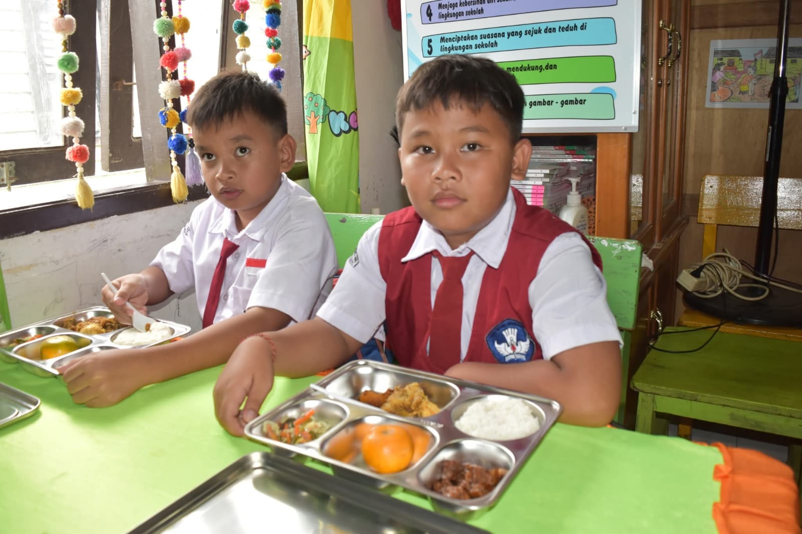 MAKAN BERGIZI : Pelajar di Tanjung Selor saat mengonsumsi makanan MBG di salah satu sekolah di Tanjung Selor