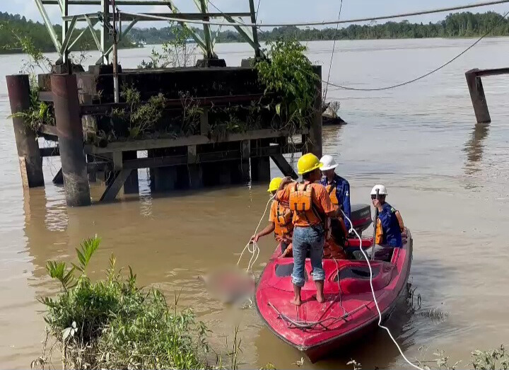 ISTIMEWA EVAKUASI: Proses evakuasi jenazah oleh crew jetty dan warga di Sungai Sesayap
