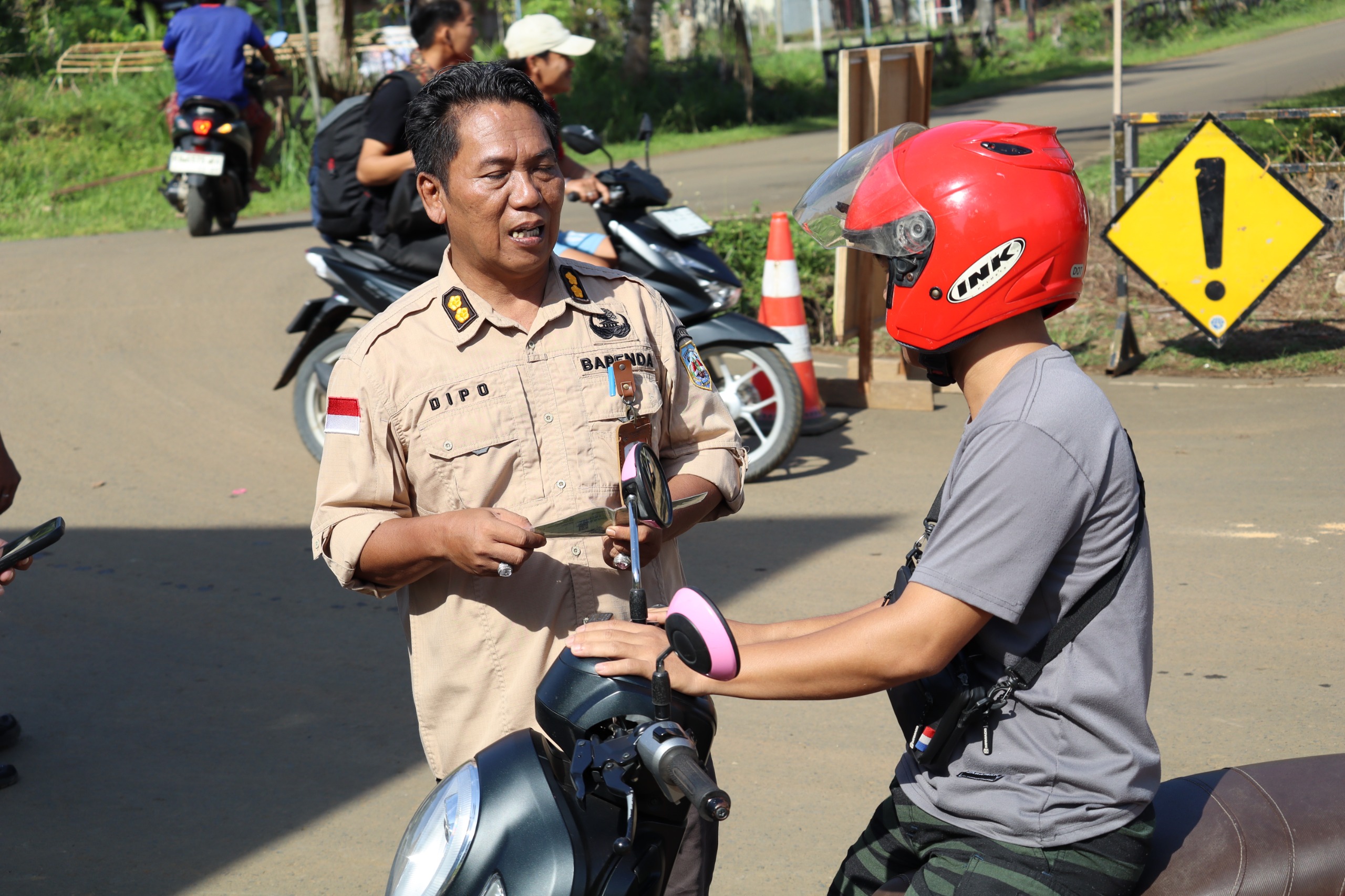 &lrm;RAZIA GABUNGAN: UPTD Bapenda Kaltara wilayah Tana Tidung melakukan razia di Tideng Pale tadi pagi FOTO: IST &lrm;