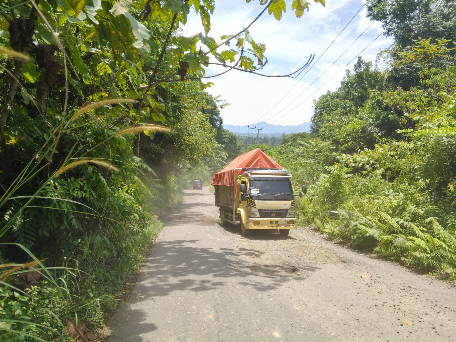 &lrm;DIKELUHKAN:Jalan rusak menuju Simpang Manis ini menjadi kewenangan Provinsi Kaltara FOTO: SOPIAN/RADAR TARAKAN &lrm;