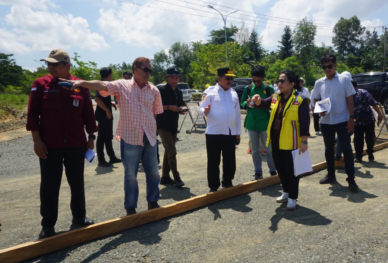 INFRASTRUKTUR: Wagub Kaltara Ingkog Ala melakukan monev proyek di Nunukan. FOTO: ISTIMEWA