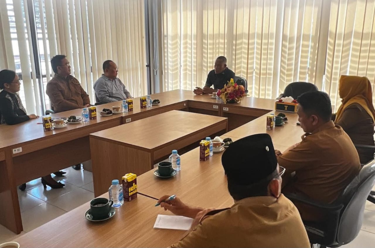 INVESTASI : Bupati Bulungan saat memimpin rapat pertemuan dengan Perusda Kaltara