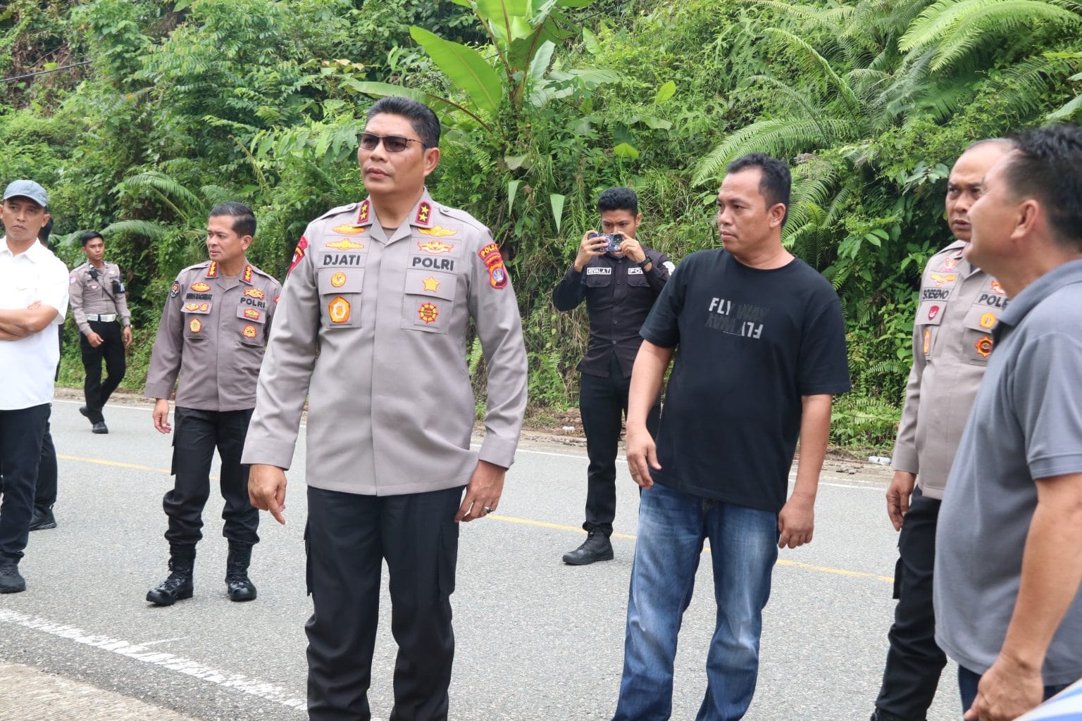 TINJAU LAPANGAN : Kapolda Kaltara saat meninjau lahan pangan di Km 30 Tanjung Palas Timur, Bulungan