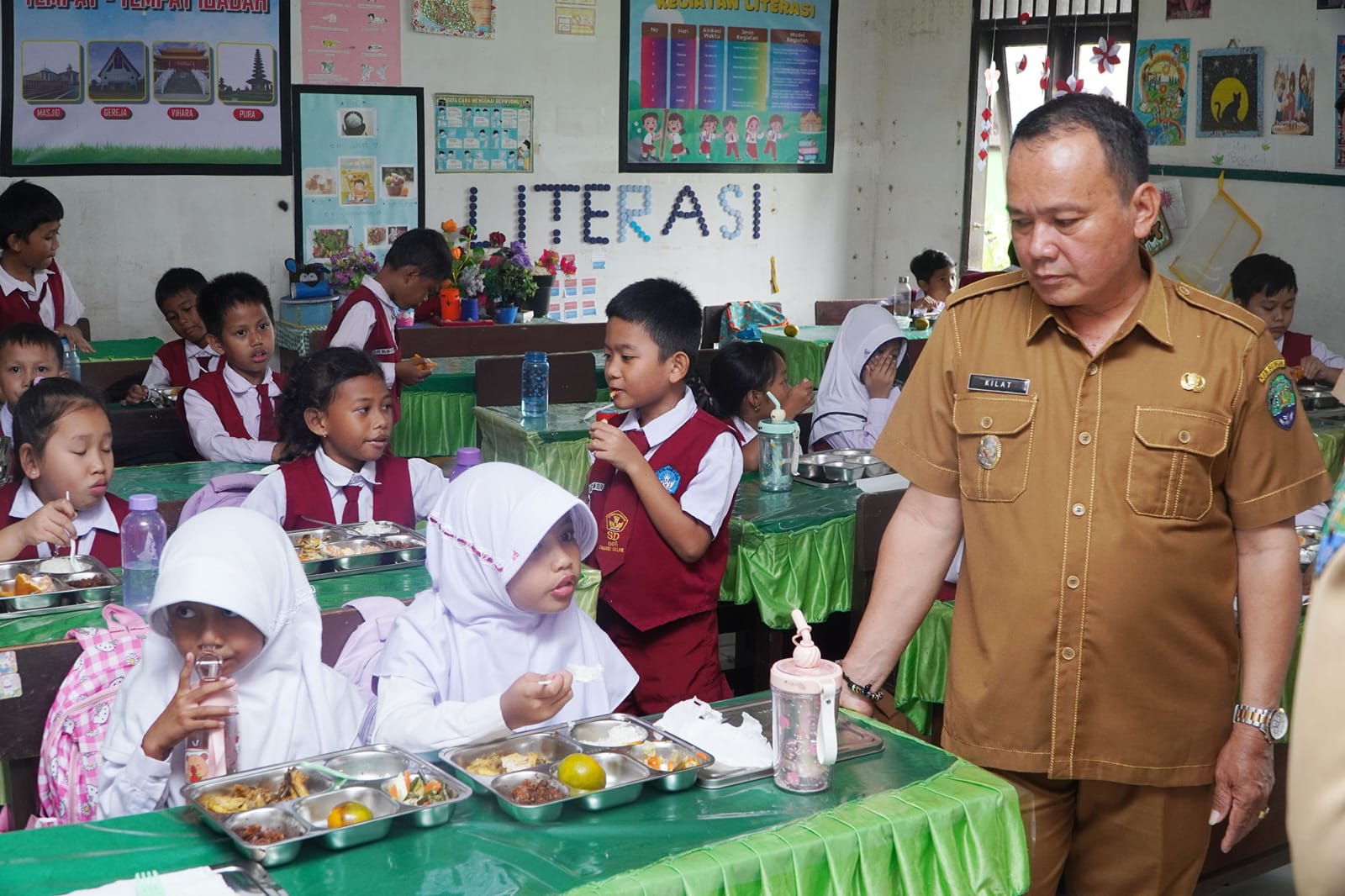 PIJAI/RADAR TARAKAN MAKAN GRATIS: Wabup Bulungan saat meninjau pelaksanaan MBG di SDN 006 Tanjung Selor