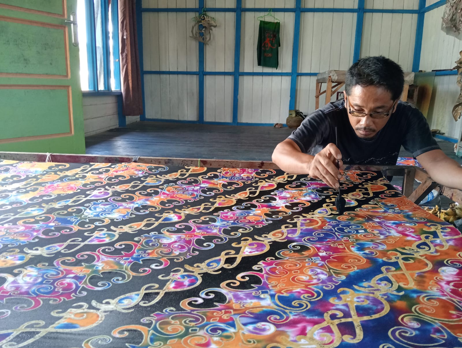 DIPA/RADAR TARAKAN KHAS: Yalbot don sala satu Pembatik dari Desa Salap tengah mempersiapkan produk batiknya