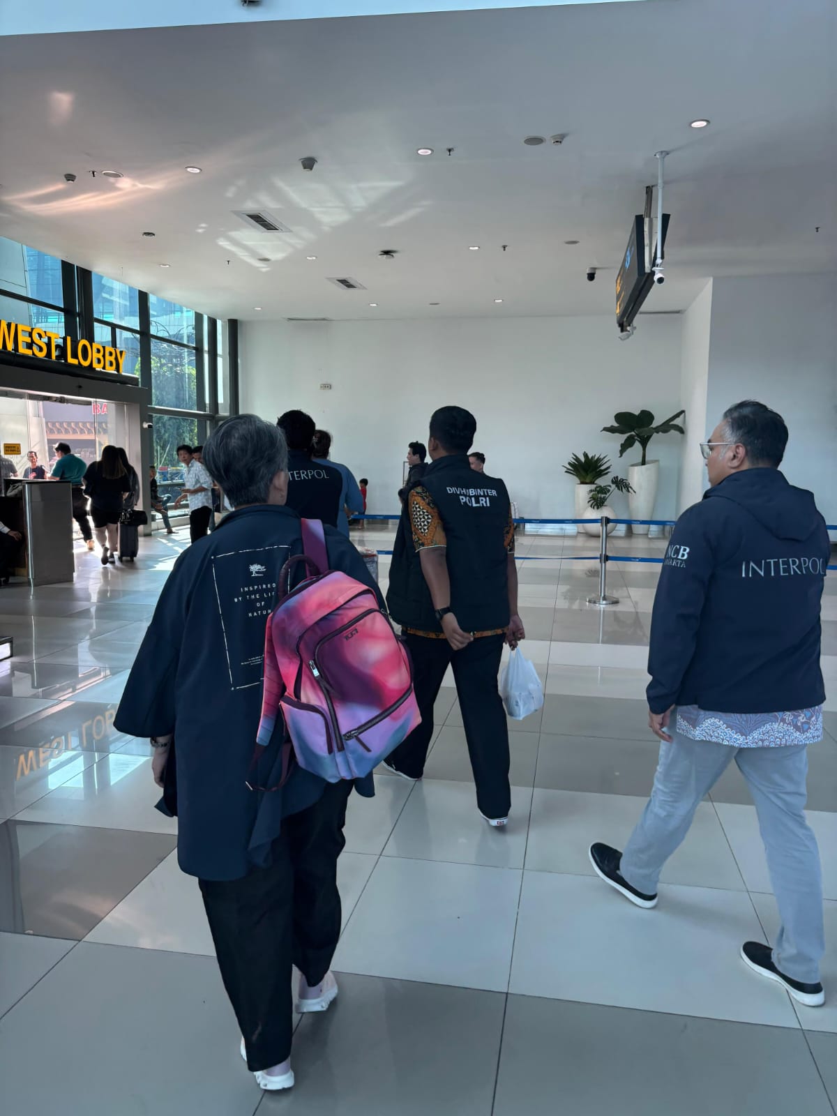 DIAMANKAN : Personel gabungan saat melakukan penangkapan buronan Interpol Red Notice IRN Juliet Kristianto Liu