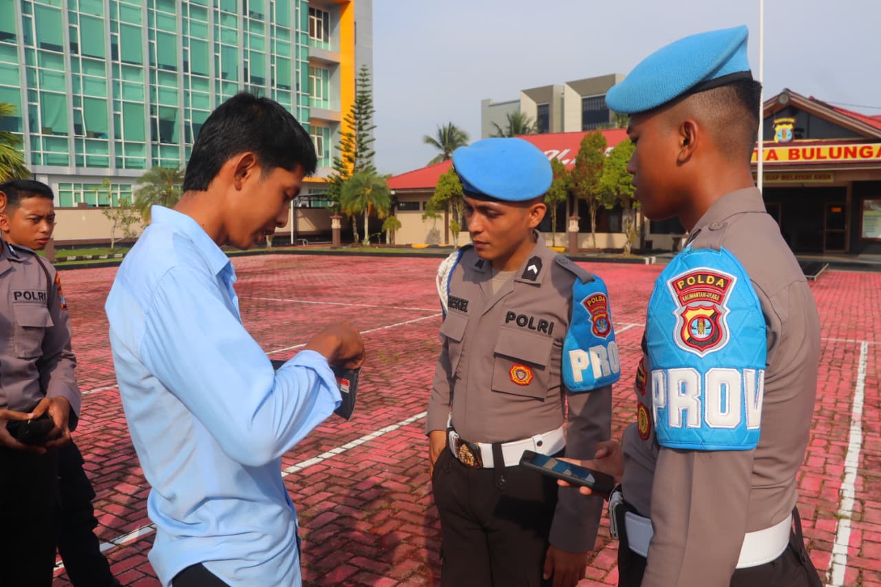 OPERASI : Sipropam Polresta Bulungan&nbsp;saat memeriksa kelangkapan dokumen personel