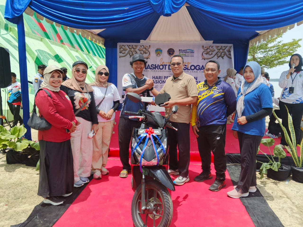 KEJUTAN: Wawan, si pedagang es jeli, ketika menerima hadiah doorprize utama di acara Harhubnas