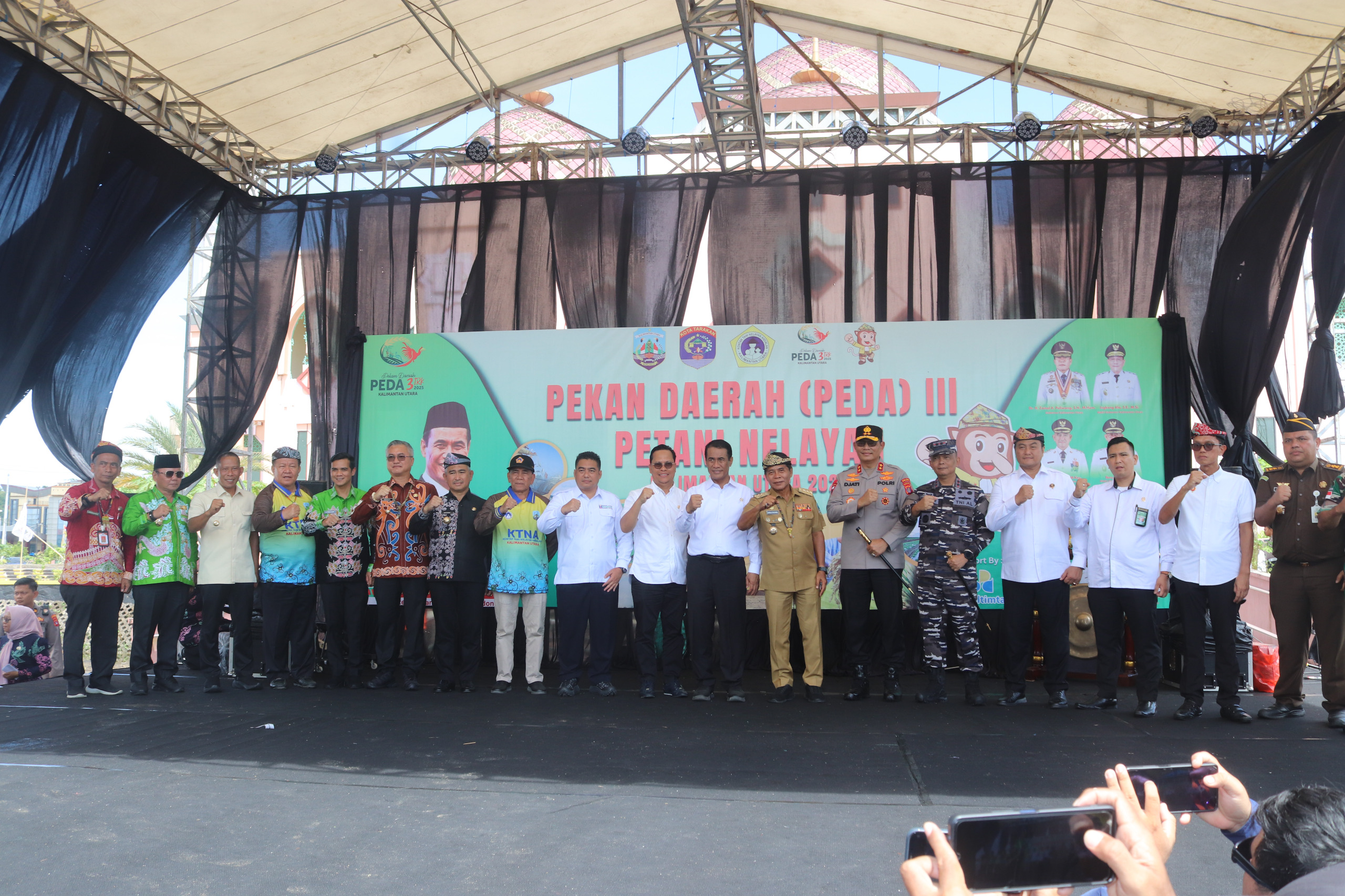 ABADIKAN MOMEN: Mentan RI Dr. Ir. H. Andi Amran Sulaiman, M.P melakukan foto bersama dengan Gubernur Kaltara, Bupati/Wali Kota se-Kaltara