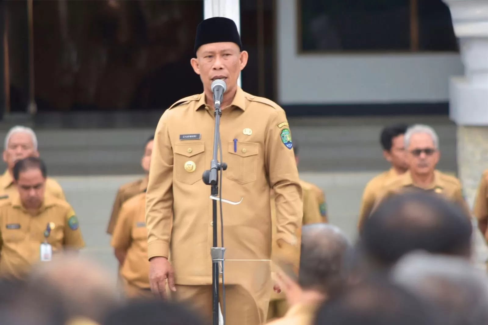 BERI ARAHAN : Bupati Bulungan saat memberikan arahan kepada ASN dalam upacara Senin