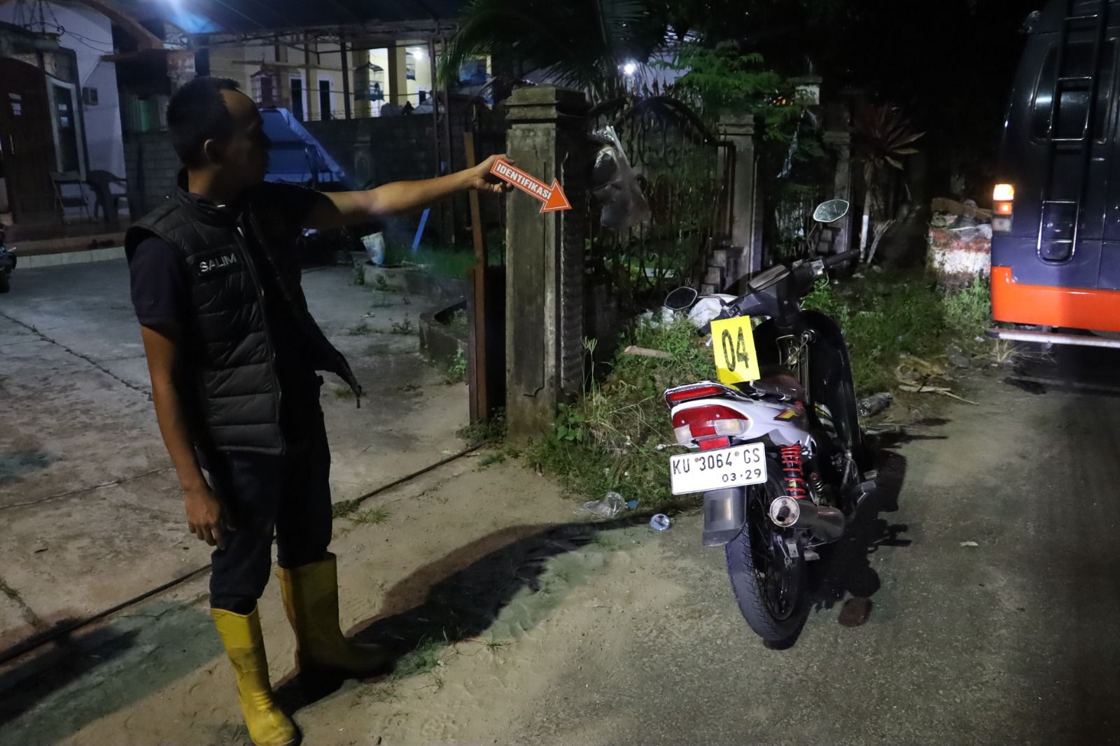 SATRESKRIM POLRES TARAKAN OLAH TKP : Personel unit Inafis Satreskrim Polres Tarakan melakukan olah TKP di lokasi kejadian