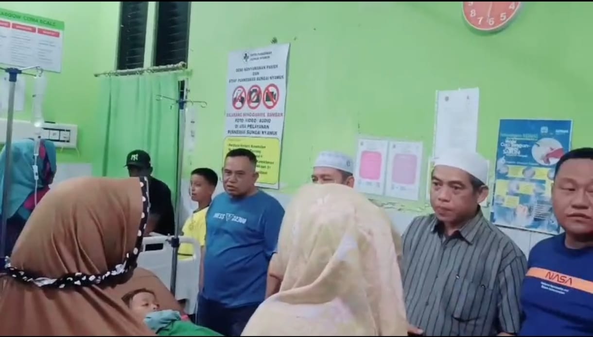 ISTIMEWA DIDUGA KERACUNAN: Tim dari Kemenag Kaltara saat melihat langsung kondisi para siswa